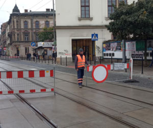 Kuriozum w centrum Krakowa. Tramwaje przepuszcza dróżnik