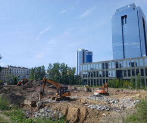 Miał być wieżowiec, będzie niski blok. Prace już trwają. Chmielna 75 w Warszawie
