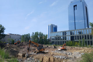 Miał być wieżowiec, będzie niski blok. Prace już trwają. Chmielna 75 w Warszawie