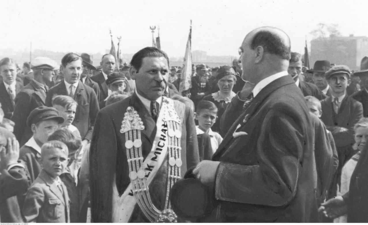 Uroczystości 3 Maja na starych fotografiach. Wielkie defilady i piękne stroje! [ZDJĘCIA]