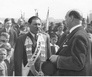 Uroczystości 3 Maja na starych fotografiach. Wielkie defilady i piękne stroje! [ZDJĘCIA]