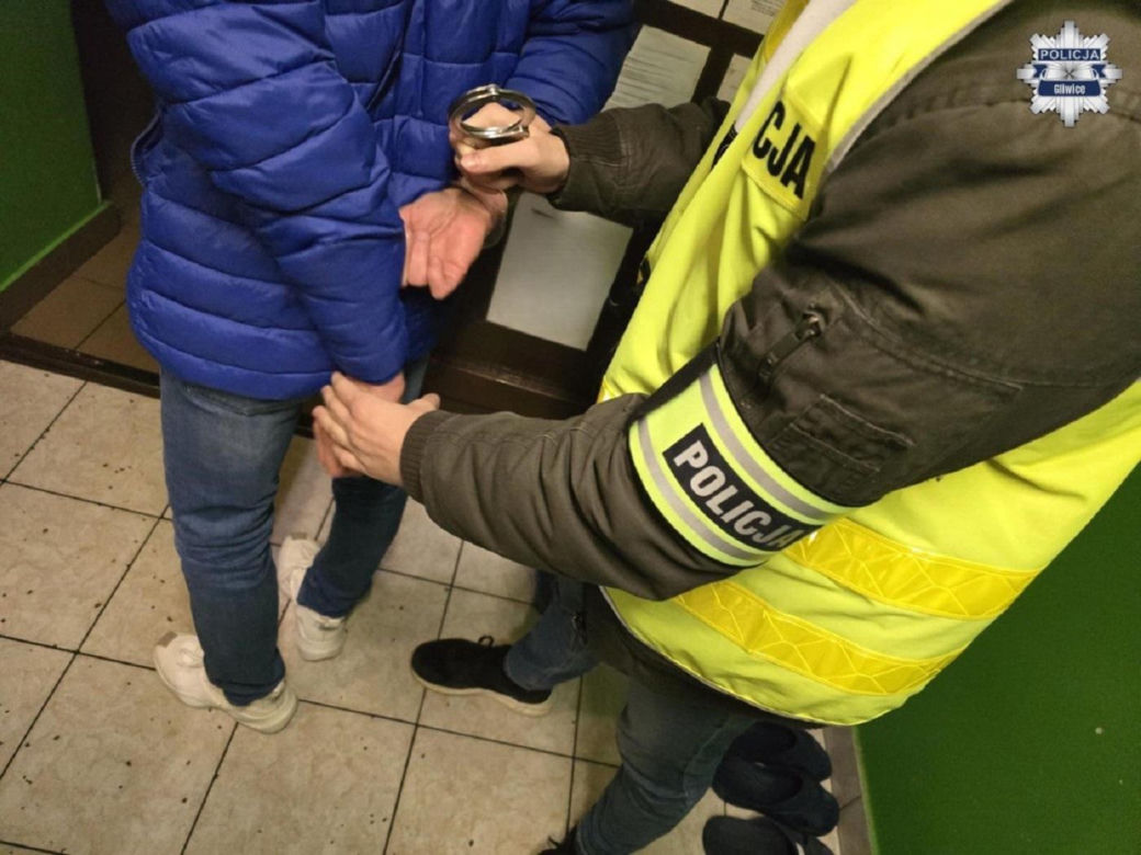 Podał się za urzędnika i powiedział, że musi sprawdzić ogrodzenie. Chwilę później z domu zniknęło 15 tys. zł