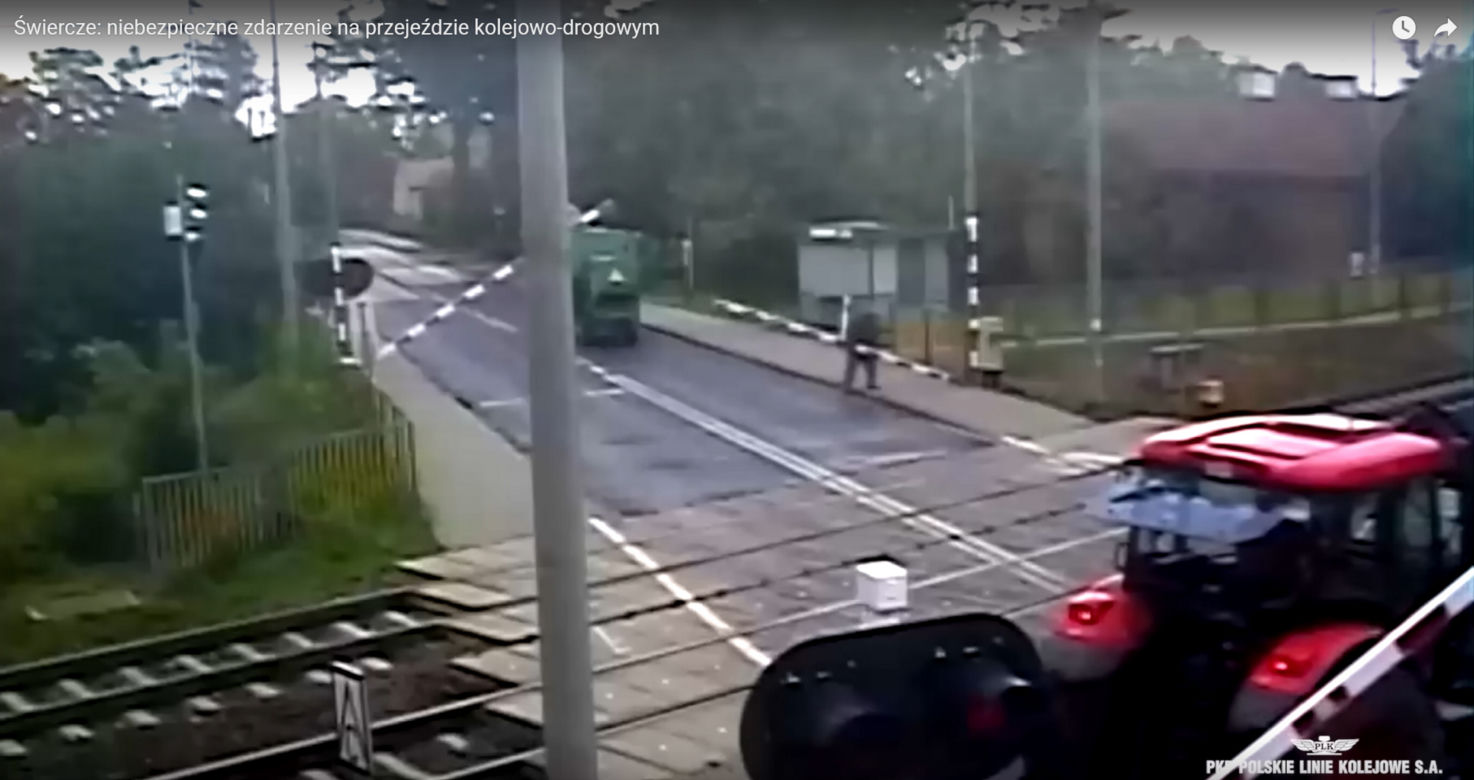 Groza na przejeździe kolejowym pod Pułtuskiem. Ciągnik wepchnął kombajn na tory! [ZDJĘCIA].
