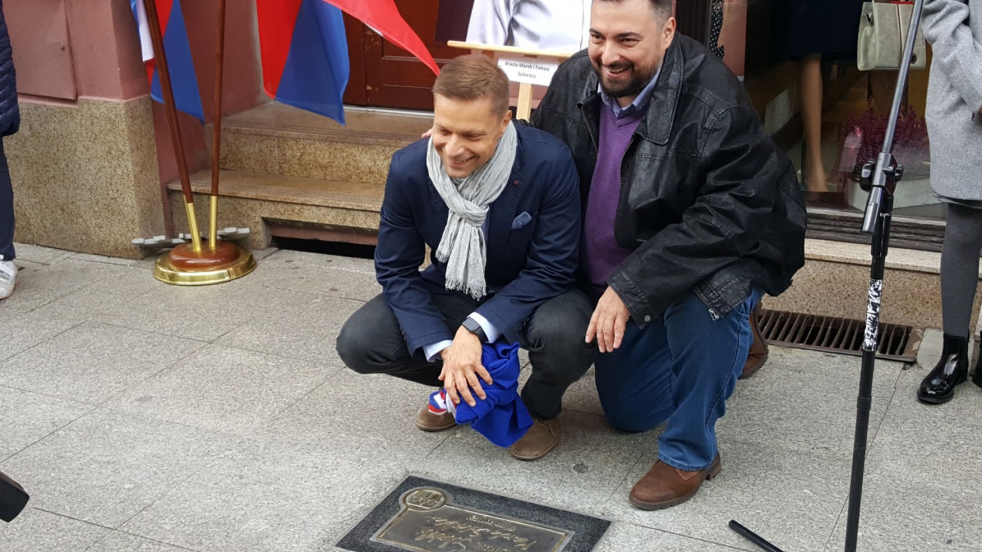 Nowe autografy na ul. Długiej! Swoje podpisy odsłonili bracia Sekielcy, Jan Rulewski i Antoni Tokarczuk [ZDJĘCIA, WIDEO]