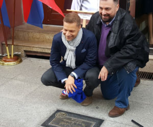 Nowe autografy na ul. Długiej! Swoje podpisy odsłonili bracia Sekielcy, Jan Rulewski i Antoni Tokarczuk [ZDJĘCIA, WIDEO]
