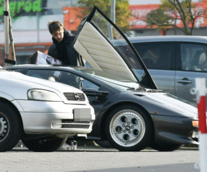 Maciej Musiał najpierw pieści auto, potem dziewczynę