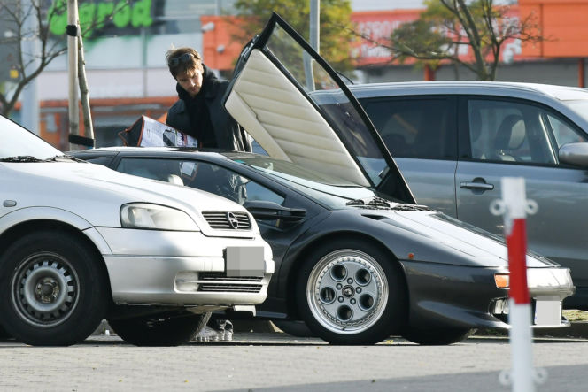 Maciej Musiał najpierw pieści auto, potem dziewczynę