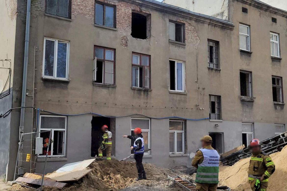 Łódź. Martwy pracownik wydobyty z gruzów. Jest śledztwo ws. katastrofy budowlanej kamienicy [ZDJĘCIA]