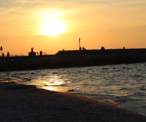Ustka: 8-miesięczne dziecko bez opieki na falochronie? Wózek spadł na niższy poziom