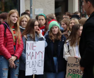 Młodzieżowy Strajk Klimatyczny w Toruniu. Protestowali przeciwko rządowi i korporacjom