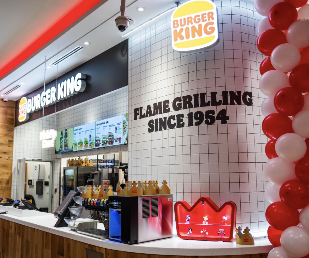 Wnętrze nowej restauracji Burger King z girlandą biało-czerwonych balonów. O otwarciu w Arkadii przeczytasz na Eska.