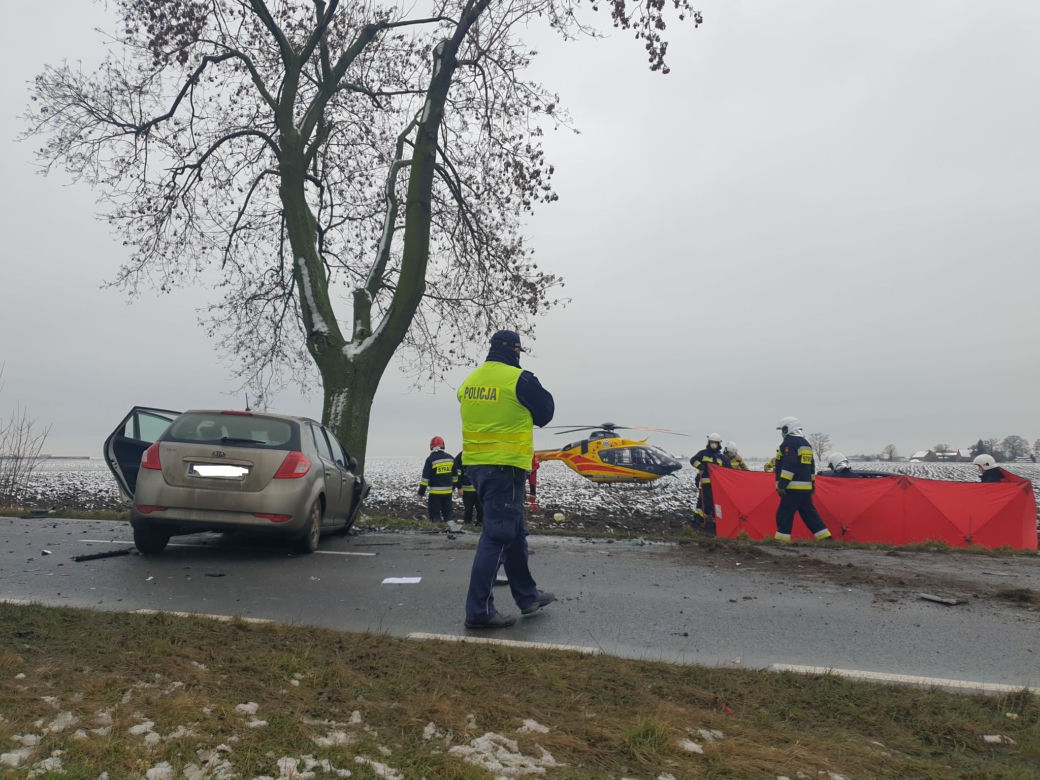 Tragiczny wypadek pod Jarocinem! Nie żyje kierowca, a trzy osoby są ranne! [ZDJĘCIA]