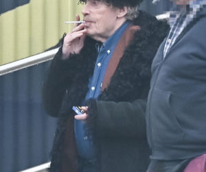 Daniel Olbrychski pali pod zakazem palenia