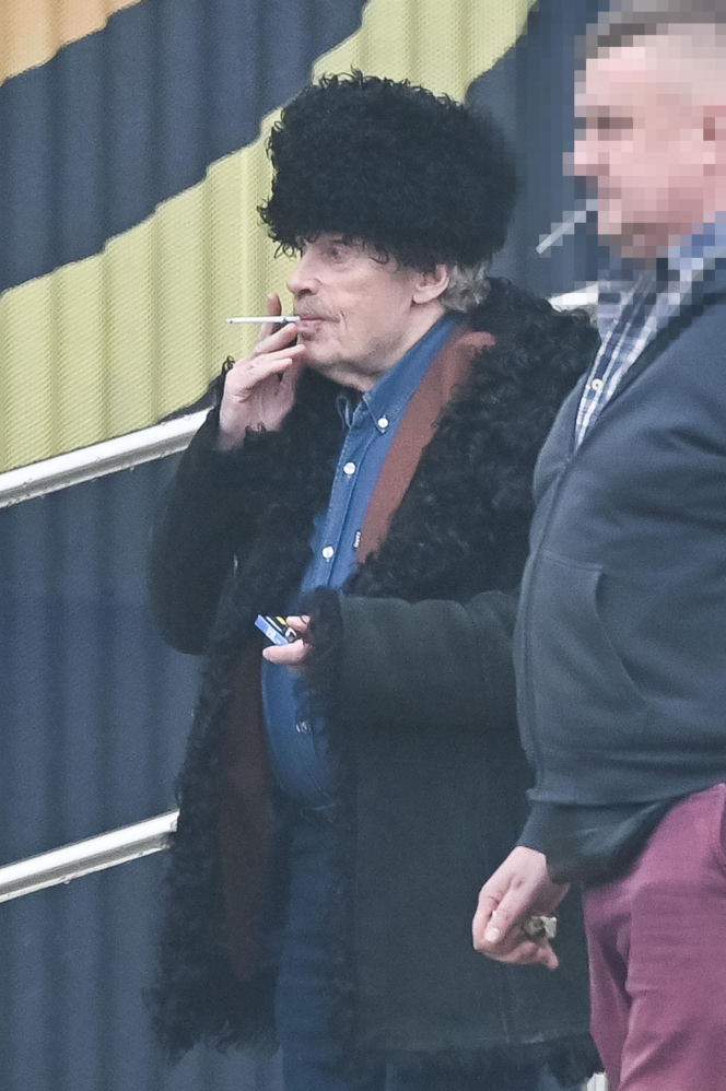 Daniel Olbrychski pali pod zakazem palenia