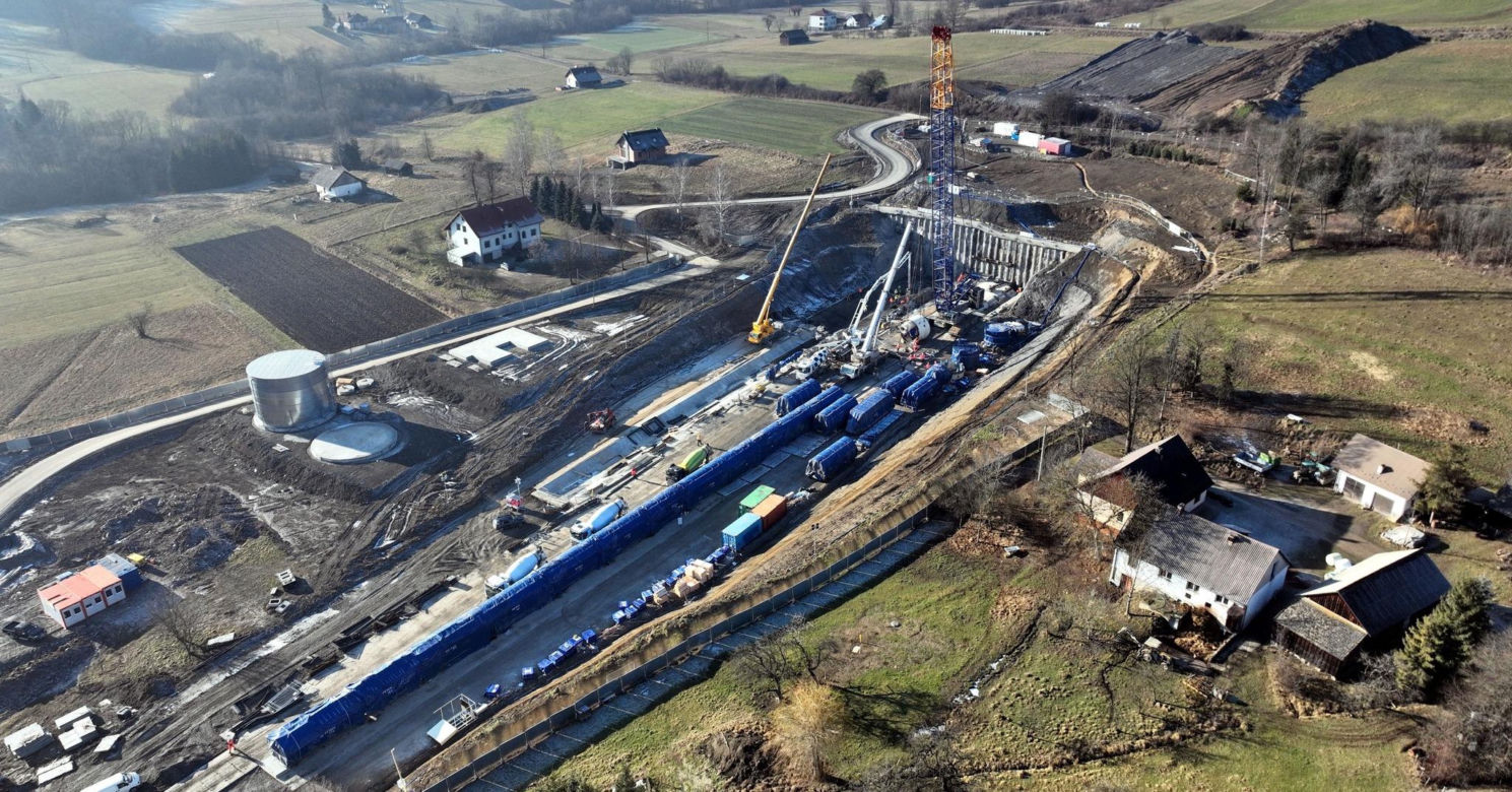 Mniejsza maszyna TBM już dotarła na plac budowy w Małopolsce