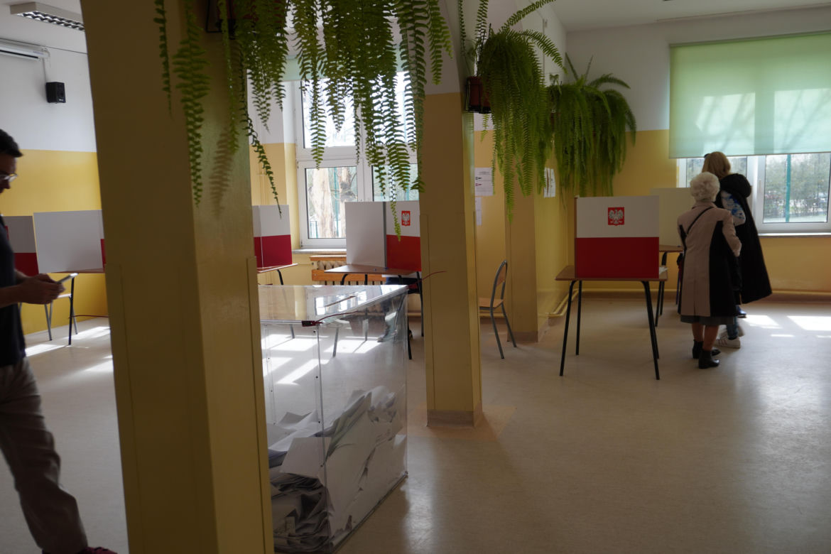 Wybory samorządowe 2024 w województwie pomorskim. Mieszkańcy wrzucają swoje głosy do urn