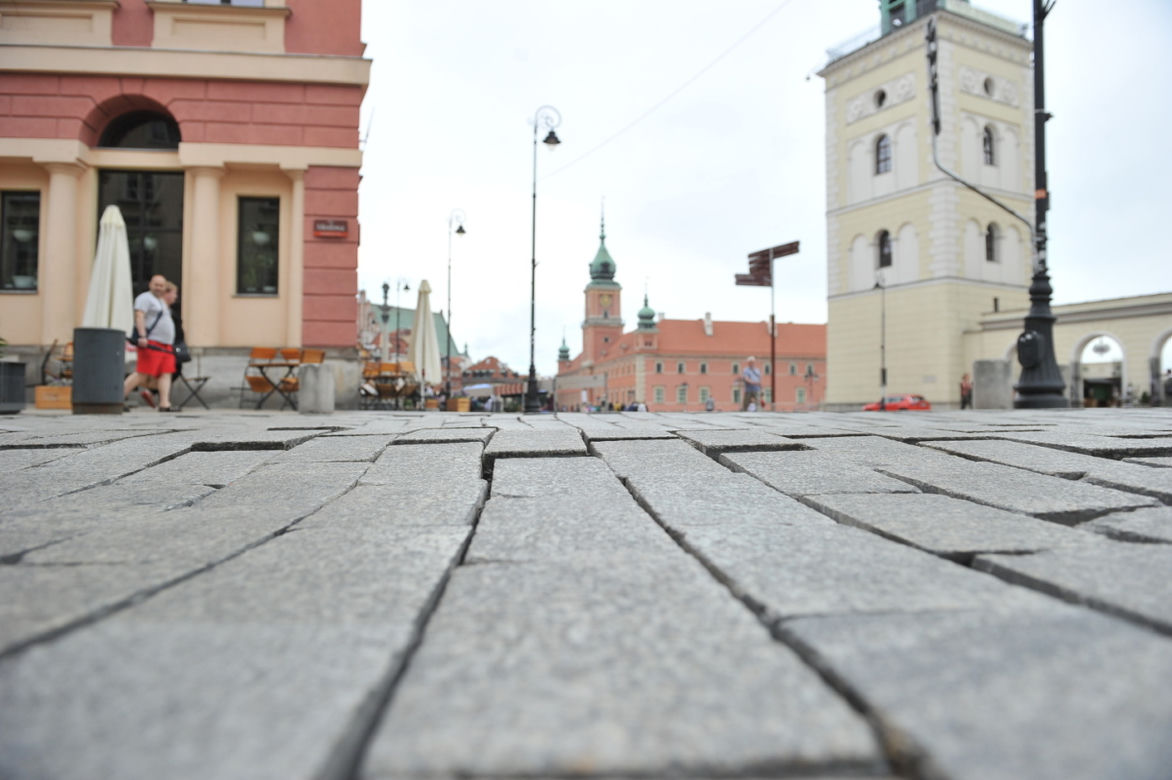 Kawałki Traktu Królewskiego można zabrać do domu. Reprezentatywne ulice stolicy są w opłakanym stanie!