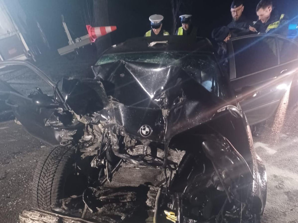 19-letni kierowca bmw uderzył w volkswagena. Groźny wypadek na DW309 na Rojęczynem