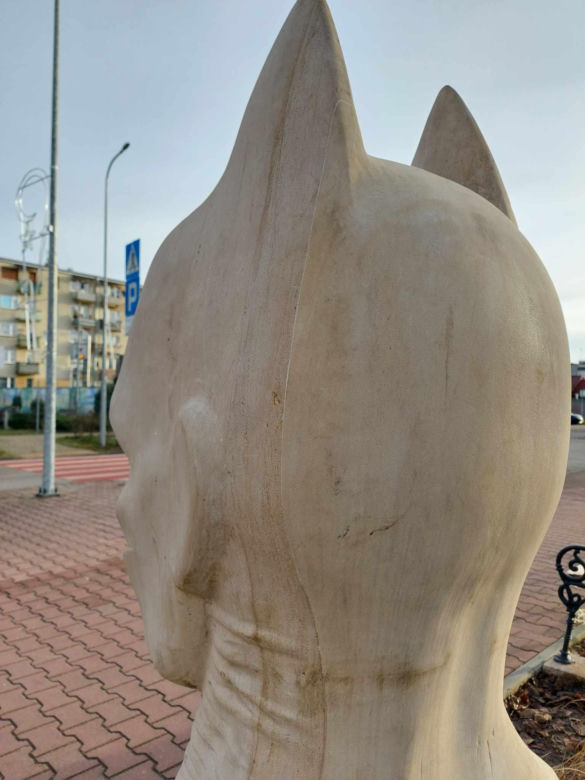 Popiersie BATMANA przed budynkiem urzędu w Suchedniowie
