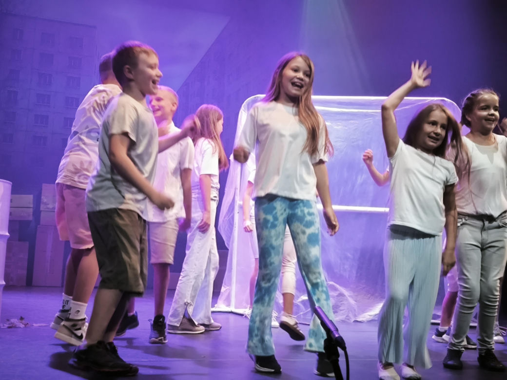 Spektakl na zakończenie warsztatów teatralnych w Teatrze Miejskim w Lesznie 