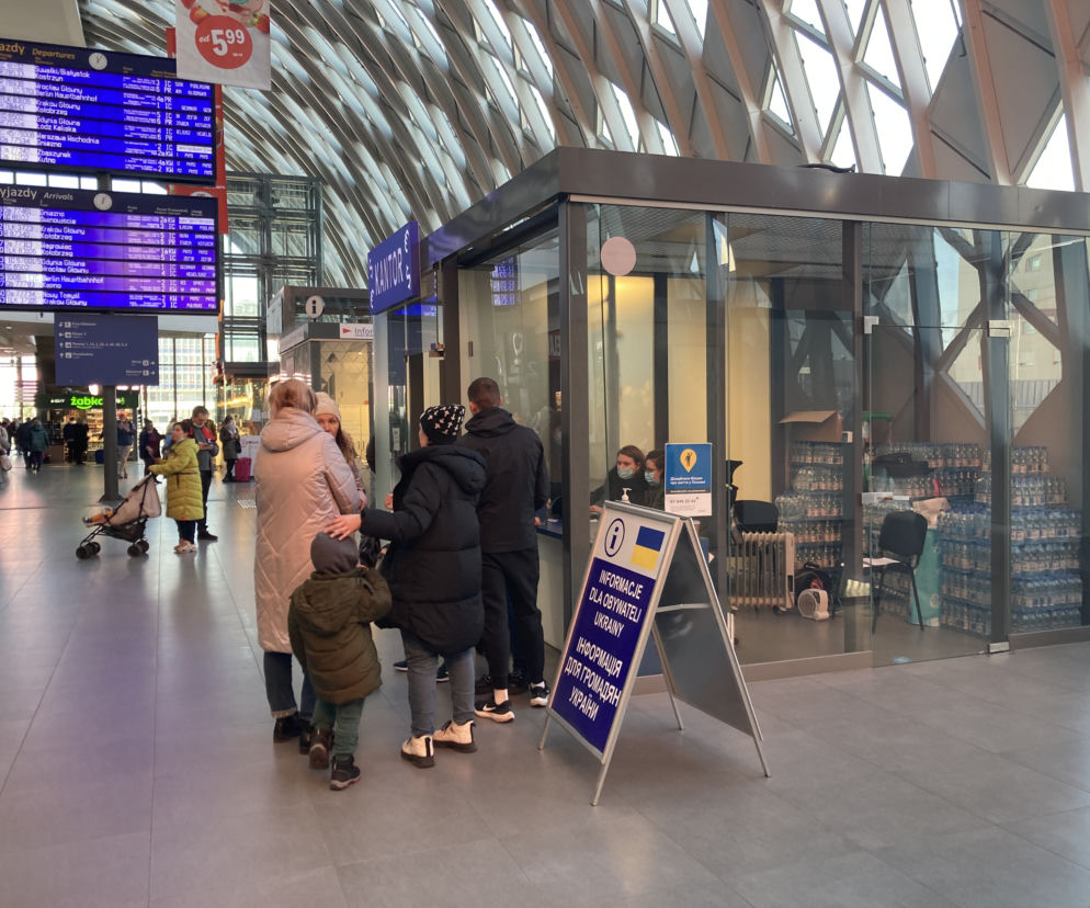 Specjalny punkt informacyjny stanął na poznańskim Dworcu Głównym