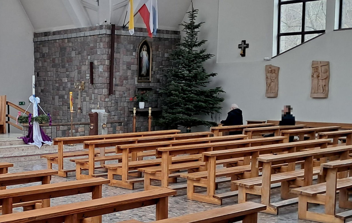 Lech Wałęsa zupełnie sam w pustym kościele. Pojechał się pomodlić tuż przed świętami
