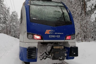 Pociąg IC z pasażerami utknął w trasie. Ruch wstrzymany na wiele godzin