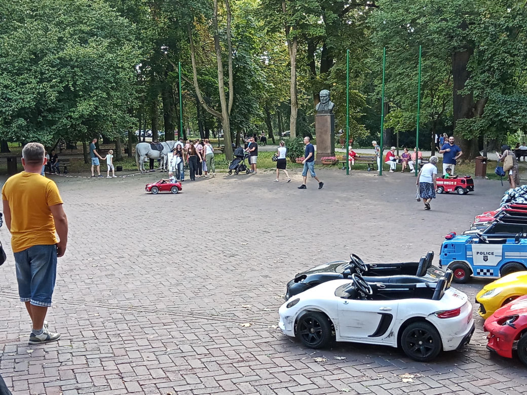 Ostatnia niedziela lata 2023 w Kielcach. Tłumy w centrum miasta