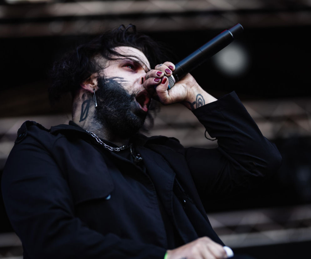 Sebastian Biesler z Ghostkid krzyczy do mikrofonu podczas koncertu. O występie w Krakowie przeczytasz na EskaRock.