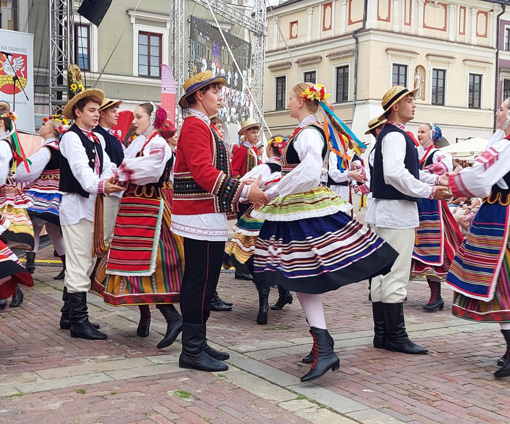 Pary w strojach ludowych tańczą na Rynku Wielkim w Zamościu. O festiwalu Eurofolk przeczytasz na Eska Zamość.
