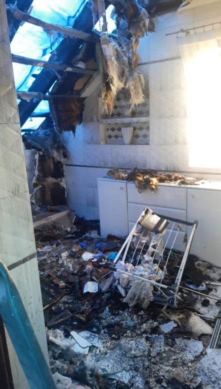 Trwa zbiórka dla rodziny policjanta z Gliwic - pogorzelców po pożarze domu w Sośnicowicach