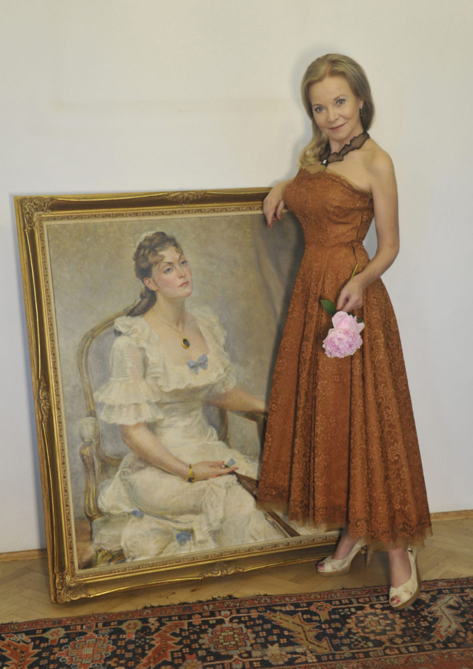 Laura Łącz pozowała w sukniach Niny Andrycz