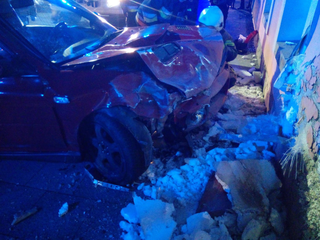 Groźny wypadek w Starym Sączu. Osobówka zderzyła się ze ścianą