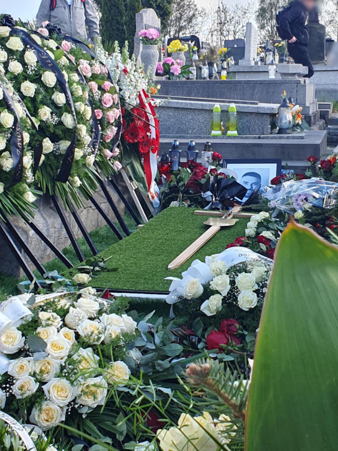 Obok niego spoczął poseł Łukasz Litewka. Kim był Aleksander Widera?