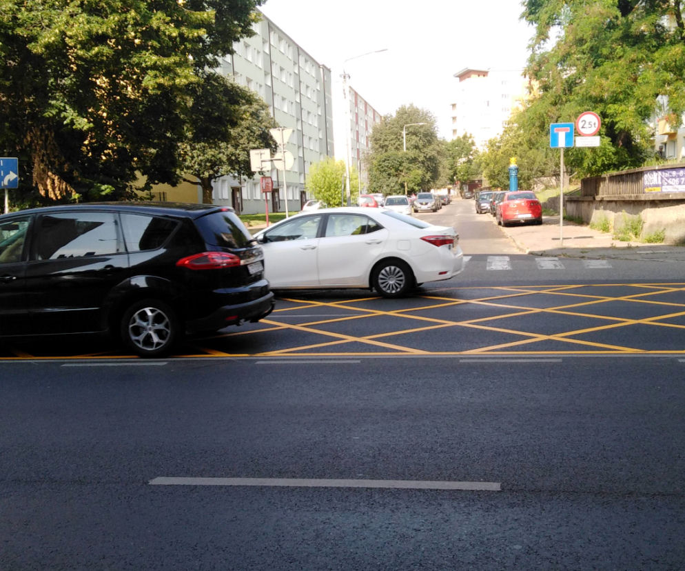 Yellow box na skrzyżowaniu ulic Matejki i Bazarowej w Szczecinie