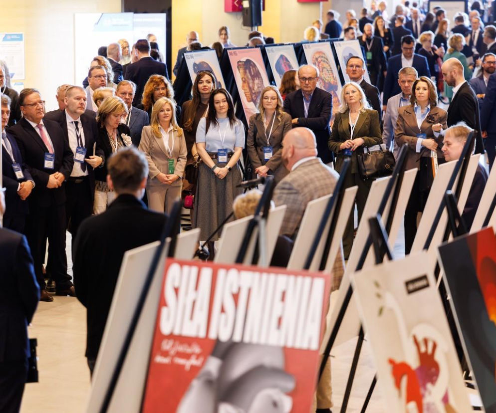 Uczestnicy XI Kongresu Wyzwań Zdrowotnych w Katowicach uważnie słuchają przemówień i prezentacji, otoczeni stoiskami z grafikami. Poradnik Zdrowie relacjonuje dyskusje o strategiach dla zdrowia, innowacjach i przyszłości polskiej opieki zdrowotnej.