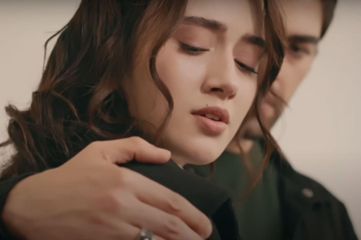 Babcia Zumrut wyczuje napiętą atmosferę między Zeynep a Halilem 