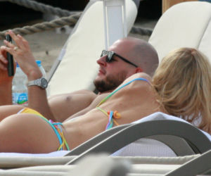Kurek wyleguje się na plaży po igrzyskach