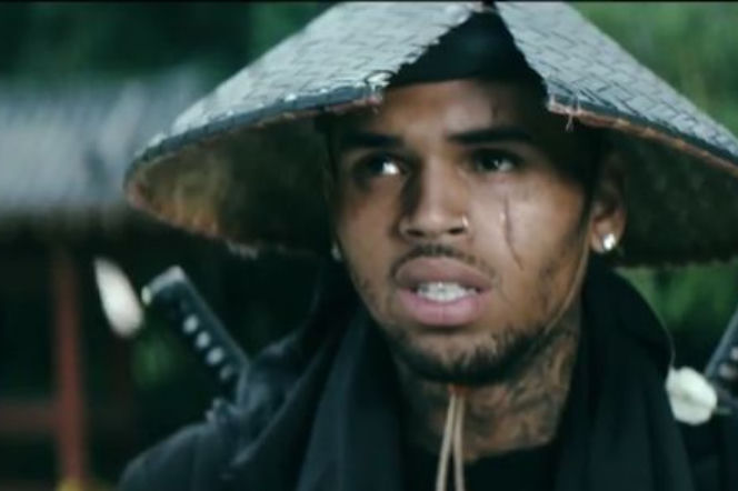 Chris Brown w teledysku Autumn Leaves