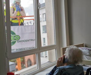 Odwiedziny z podnośnika w domu opieki