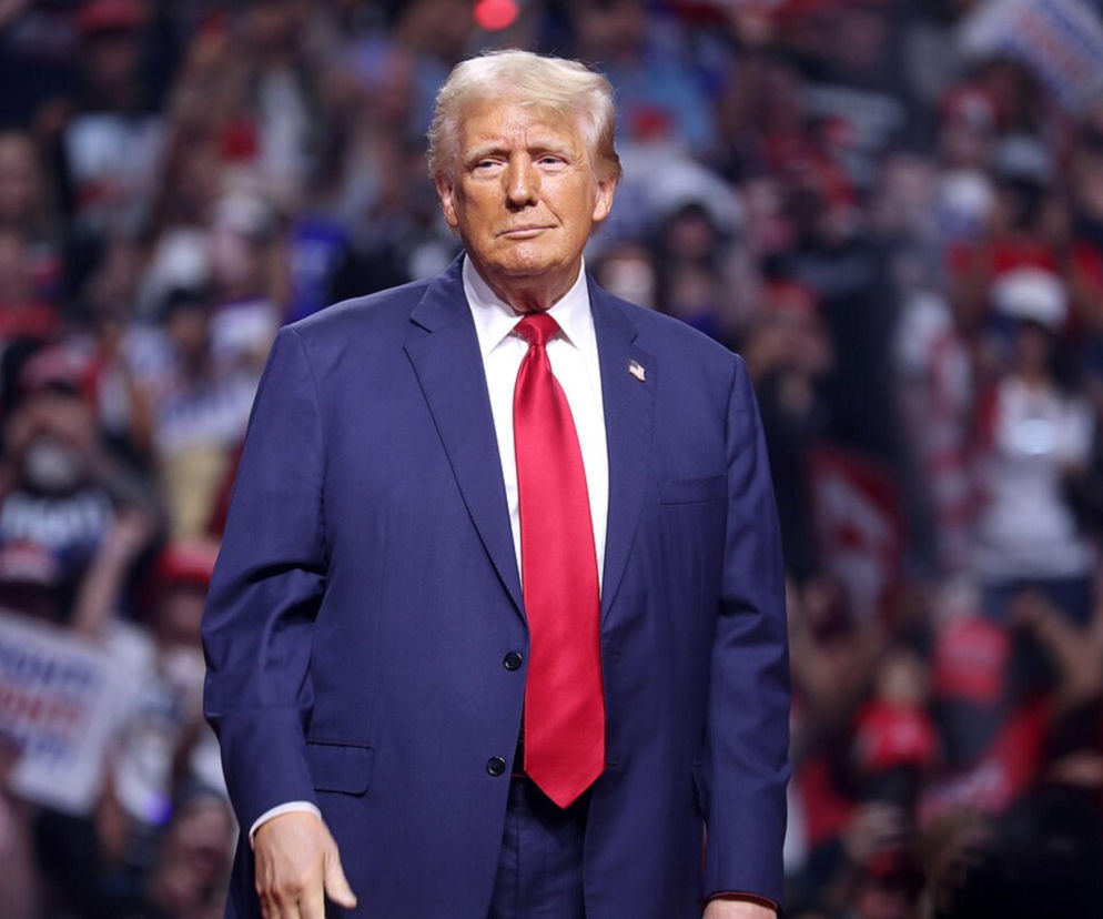 Donald Trump w garniturze stoi na tle tłumu. O jego spotkaniu z Zełenskim przeczytasz na SE.