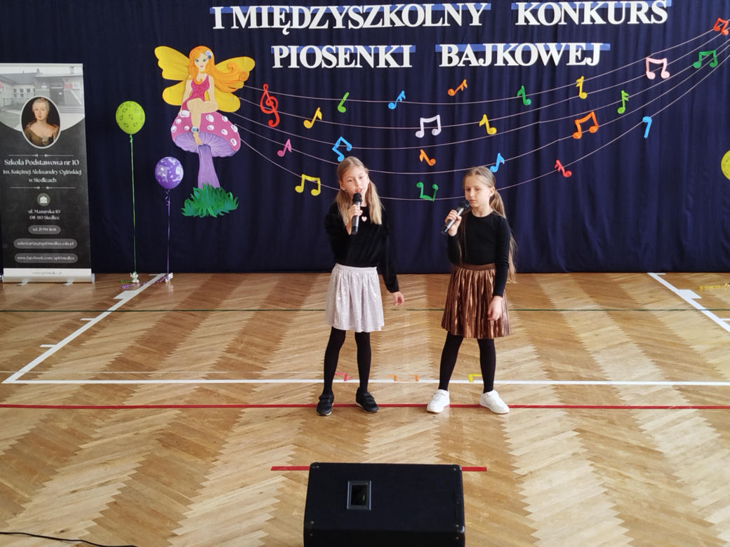Uczniowie z klas I-III zaprezentowali w SP nr 10 w Siedlcach piosenki z różnych bajek
