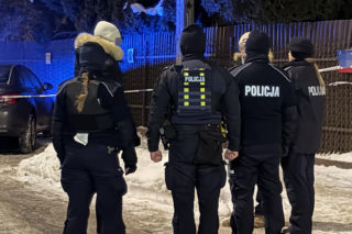 Tajemniczy atak w Ursusie. Mężczyzna raniony nożem w pośladek, sprawcy brak