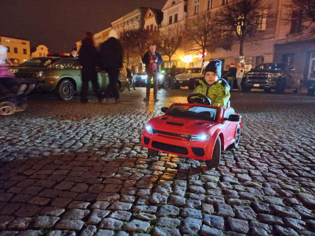 Świąteczny Zlot Amerykańskich Samochodów na Rynku w Lesznie