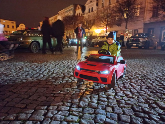 Świąteczny Zlot Amerykańskich Samochodów na Rynku w Lesznie