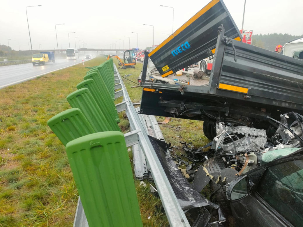 BMW rozbite w wypadku na A1! 39-latek huknął w dwa pojazdy obsługi autostrady [ZDJĘCIA]