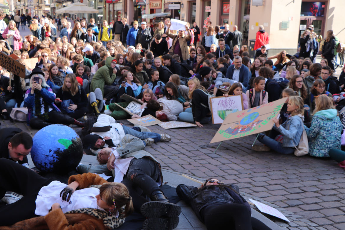 Młodzieżowy Strajk Klimatyczny w Toruniu. Protestowali przeciwko rządowi i korporacjom