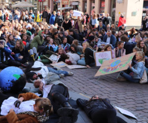 Młodzieżowy Strajk Klimatyczny w Toruniu. Protestowali przeciwko rządowi i korporacjom