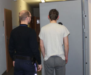 Mężczyzna z Lipna uciekał przed policją, pchając ogromny wózek. W środku były... puzzle!