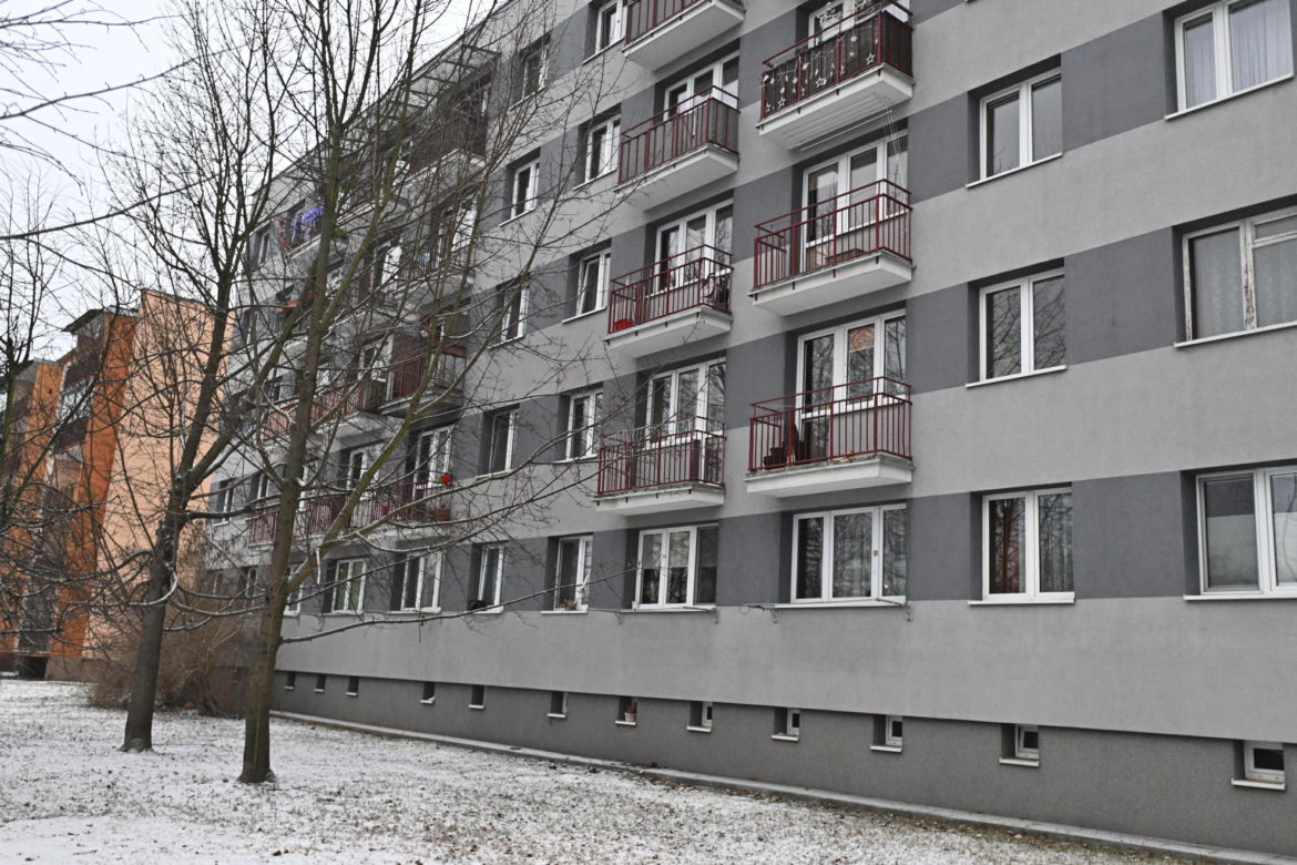 Tajemnicza śmierć rodzeństwa pod Warszawą. Jedno ciało przy grzejniku, drugie na działce 